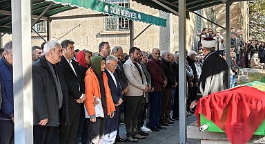 Sokak ortasında öldürülen kadına oğlundan son görev