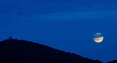 Spil Dağı'nın eşsiz manzarası "Kunduz Süper Ay" ile aydınlandı