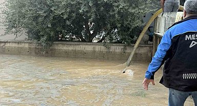 Su borusu patladı: Site bahçeleri suya gömüldü