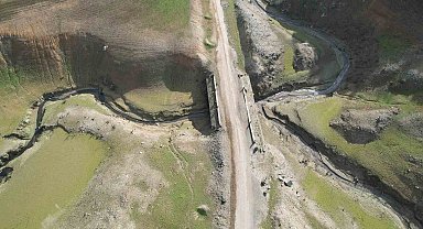 Su seviyesi düşen Gökçe Barajı'nda tarihi yolun kalıntıları gün yüzüne çıktı