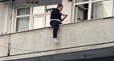 Sultangazi'de balkondan atlamak isteyen genç yürekleri ağza getirdi