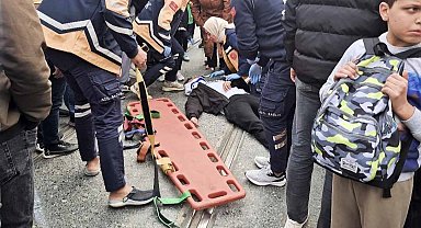 Sultangazi'de otomobil ile motosiklet tramvay yolunda çarpıştı: 1 yaralı