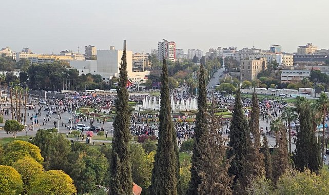 Suriye'de halk, ulusal birlik kutlamaları için meydanları doldurdu