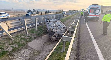 Sürücüsünün direksiyon hakimiyetini kaybettiği otomobil refüjde ters döndü: 1'i çocuk 3 yaralı
