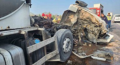 Süt tankeri tıra çarptı: 1 yaralı