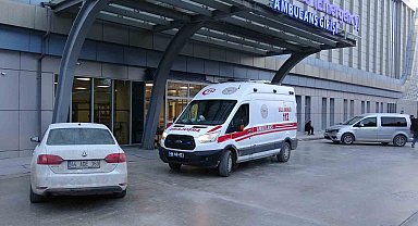 Tabancayla deneme atışı yaparken kazara kendini vurdu