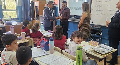 Takdir toplayan davranış: Hediye kabul etmeyen öğretmenlerinin adına tekerlekli sandalye desteğinde bulundular