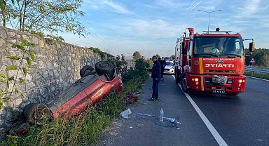 Takla atan otomobilde 2 kişi yaralandı