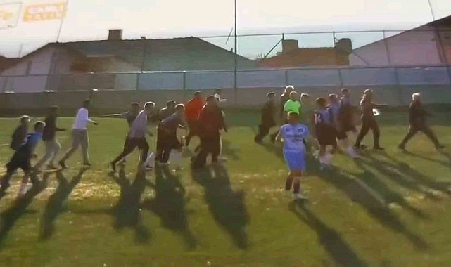 Taraftarlar sahaya girdi, maç tatil edildi