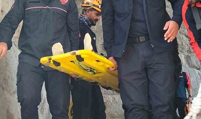 Tarihi kaleye çıkarken ayağı kırıldı, sedyeyle 1 kilometre taşınarak hastaneye kaldırıldı