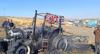 Tarlayı süren traktör alev alarak yandı