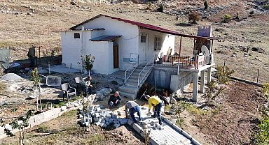 Tarsus'ta engelli bireyin güvenliği için parke çalışması yapıldı