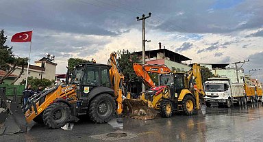 Tarsus'ta gece boyunca yağış mesaisi