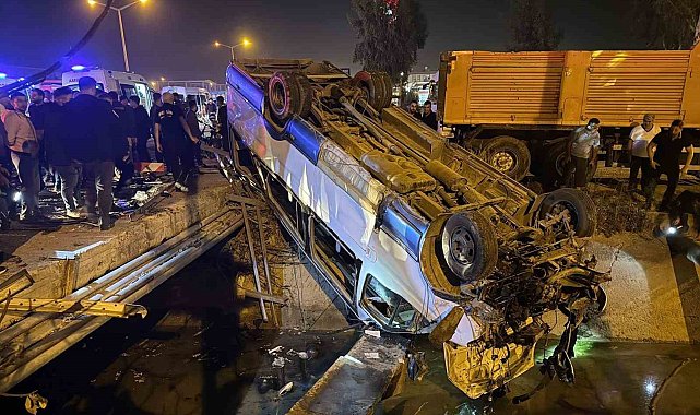 Tarsus'ta yolcu minibüsü ile otomobil çarpıştı: 10 yaralı