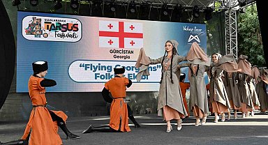 Tarsus'u karnaval kentine dönüştüren '4. Uluslararası Tarsus Festivali' başladı