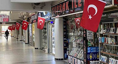 Taşbaşı Çarşısı'ndaki dükkanlar Türk bayrakları ile donatıldı