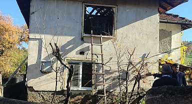 Tavşanlı'da 2 katlı ahşap ev yandı