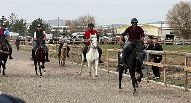 Tavşanlı'da Rahvan At Yarışları büyük ilgi gördü