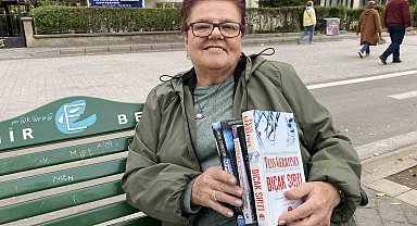 Tek gözü görmeyen 66 yaşındaki kadın her gün 300 sayfa kitap okuyor