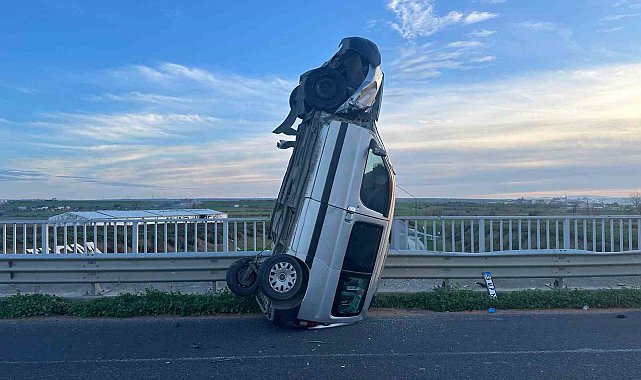 Tekirdağ'da ilginç kaza: Bariyere çarpan araç dik durdu, 2 kişi yaralandı