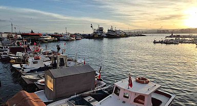 Tekirdağ'da lodos fırtınası balıkçıları denize çıkartmadı