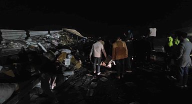 Tekstil malzemesi yüklü tır devrildi: Yol trafiğe kapandı