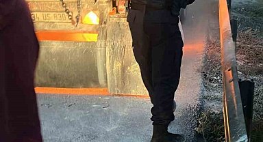 TEM Otoyolu'nda alev alan hafriyat kamyonunu jandarma ve itfaiye söndürdü