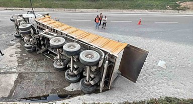 TEM Otoyolu'nda mıcır yüklü kamyon devrildi: 1 yaralı