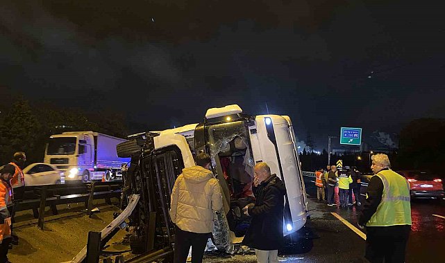 TEM'de tır devrildi, kasadaki granül yola saçıldı: 1 yaralı