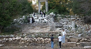 Termessos'ta ilk kazıda dans eden kadınlar mezarı, Antiochis'in anıt mezarı ve figürlü lahit parçaları ortaya çıkarıldı