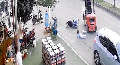 Ters şeritten gelen forklift baba ve çocuklarına çarptı