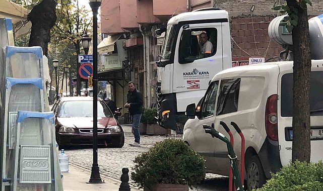 Ters yönden gelen plakasız otomobil ambulansın ilerlemesini engelledi