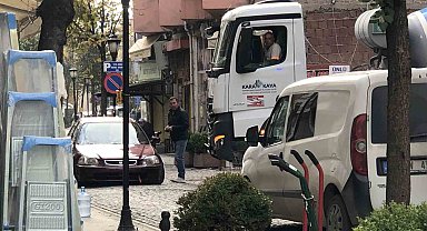 Ters yönden gelen plakasız otomobil ambulansın ilerlemesini engelledi