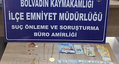 Ticari taksiyle geldikleri ilçede 2 milyon TL'lik dolandırıcılık yaptılar