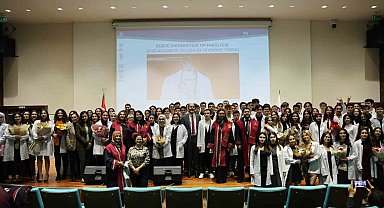 Tıp fakültesi öğrencileri beyaz önlüklerini giydi