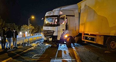 Tır bariyerlere çarptı, Tekirdağ-İstanbul yolu trafiğe kapandı