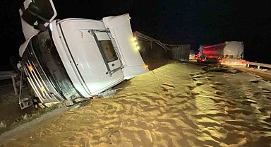 Tır devrildi, saçılan hayvan yemi yolu kapattı