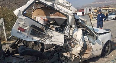 Tır, ışıkta bekleyen 5 aracı biçti