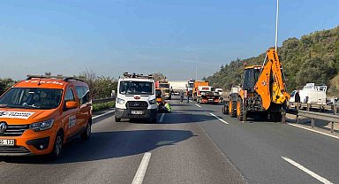 Tır kazası TEM'i kilitledi