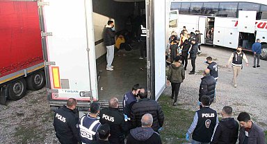 Tırın dorsesinde 28 kaçak göçmen bulundu