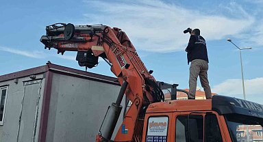Tırın dorsesindeki konteynerden düşen işçi ağır yaralandı