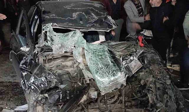 Tırın dorsesine çarpan otomobil hurda yığınına döndü: Sıkışan sürücü güçlükle kurtarıldı