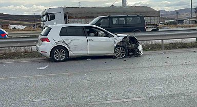 Tırın otomobili sıkıştırdığı kaza anı kamerada: 1 yaralı