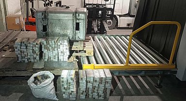 Tırın yakıt deposundan bin 800 paket sigara çıktı