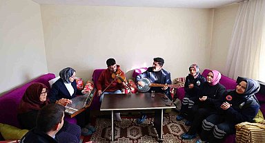 Tokat Belediyesi yaşlıların evine temizlik ve canlı müzikle misafir oldu