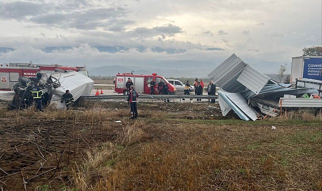 Tokat'ta yapı malzemesi yüklü kamyonete çarpan minibüs sürücüsü yaralandı