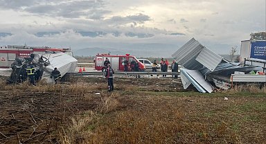 Tokat'ta yapı malzemesi yüklü kamyonete çarpan minibüs sürücüsü yaralandı