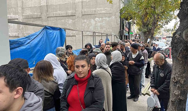 TOKİ başvurusu yapmak isteyen vatandaşlar yüzlerce metre kuyruk oluşturdu