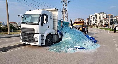 Tonlarca ağırlıktaki cam yola saçıldı