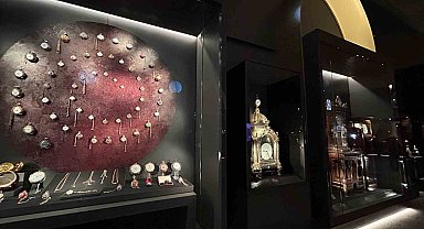 Topkapı Sarayı'nın dünyaca ünlü saat koleksiyonunun kapıları vatandaşların ziyaretine açıldı